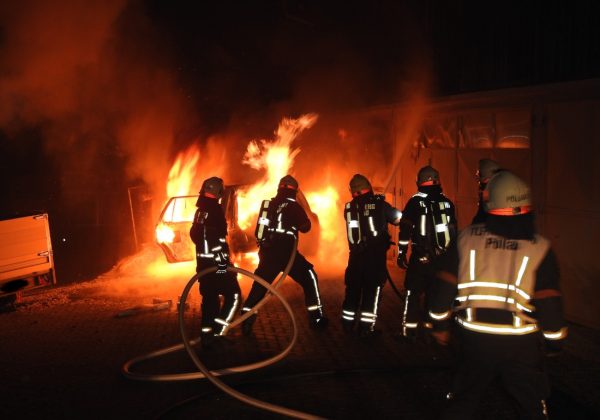 Fahrzeug- und Gebäudebrand in Oberneuberg