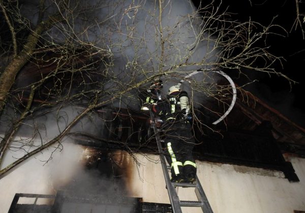 ﻿Gebäudebrand mit drei Verletzten am Pöllauberg